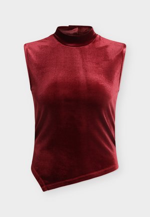 Haut sans manches en velours rouge foncé à col montant et ourlet asymétrique, présenté sur un fond clair uni.