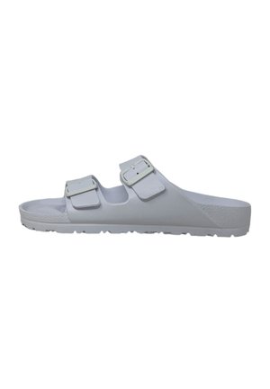 Sandalo bianco con due cinturini regolabili, suola piatta, poggiapiedi testurizzato e suola stampata per una migliore aderenza. Realizzato in materiale sintetico resistente.