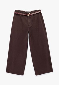 Braune weite Hose mit mittelhohem Bund, ausgestattet mit einem braunen Gürtel mit einer Metallbuckle. Aus Baumwolle gefertigt und zeigt eine glatte Textur.