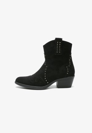Schwarze Wildleder Stiefelette mit spitzer Zehe, dekorativer Naht und silbernen Nieten an den Seiten. Blockabsatz für zusätzliche Stabilität.