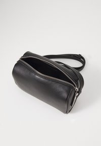 Calvin Klein REFINE CAMERA BAG - Taška s příčným popruhem - black