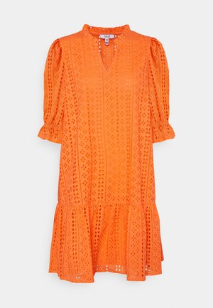 Oranges Kleid mit einem strukturierten Design, Cut-out-Mustern, einem rüschenbesetzten Saum und kurzen Ärmeln. Detail mit Schlüsselloch-Ausschnitt. Leichter Stoff.