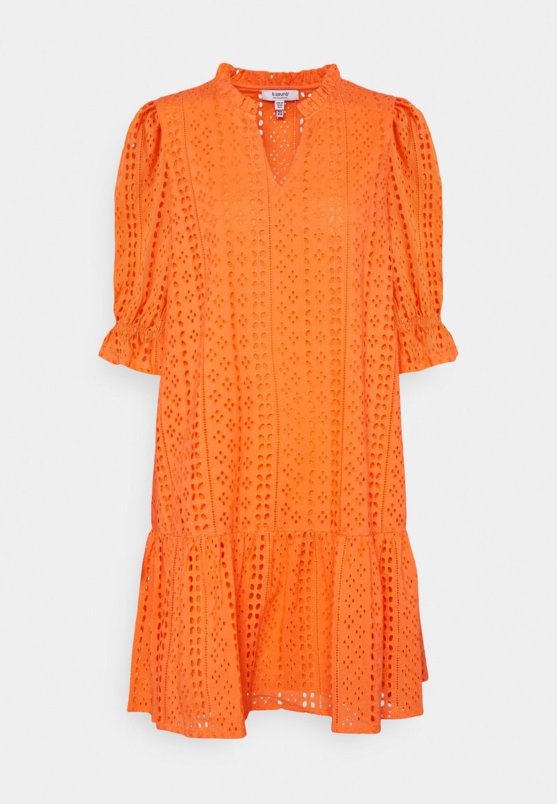 Pomarańczowa sukienka z teksturowanym wzorem i wyciętymi elementami, z falbaną u dołu i krótkimi rękawami. Detal w kształcie klucza przy szyi. Lekki materiał.