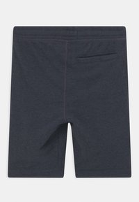 Tmavě šedé šortky vyrobené z měkkého materiálu, s jednou zadní kapsou a klasickým střihem, s viditelnými detailemi šití.