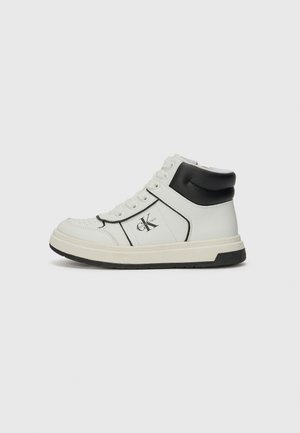 Calvin Klein high-top sneakers in wit en zwart synthetisch leer, met een ronde neus, vetersluiting aan de voorkant en een gestructureerde rubberen zool.