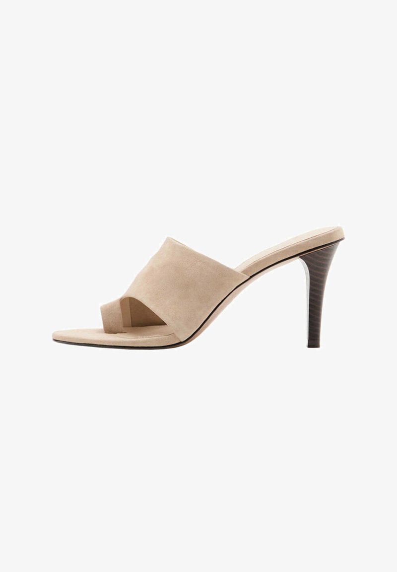 Mule beige à talon haut, bout ouvert, avec une large bride supérieure en suède et un talon empilé, vue de côté sur fond blanc.