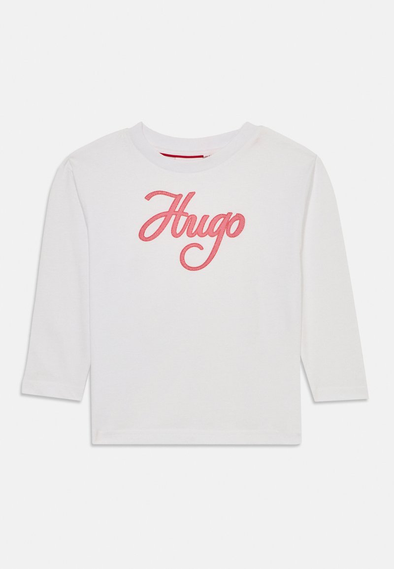Hvit langermet t-skjorte laget av bomull, med rosa brodert "Hugo"-logo på fronten, rund halslinning og rett nederkant.