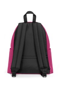 Rugzak met een magenta buitenkant en zwarte banden. Bevat een handvat bovenop, een gevoerde achterkant en zijvakken. Duurzaam materiaal, eenvoudig ontwerp.
