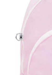 Mochila de tela rosa con acentos blancos, forma redondeada y un anillo de metal plateado. Cuenta con una etiqueta con un diseño de un personaje de dibujos animados en negro.