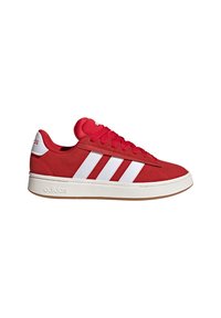 Rote Wildledersneaker mit weißem Drei-Streifen-Design, passenden Schnürsenkeln und Gummisohle. Verfügt über einen gepolsterten Kragen und eine Zunge für zusätzlichen Komfort.