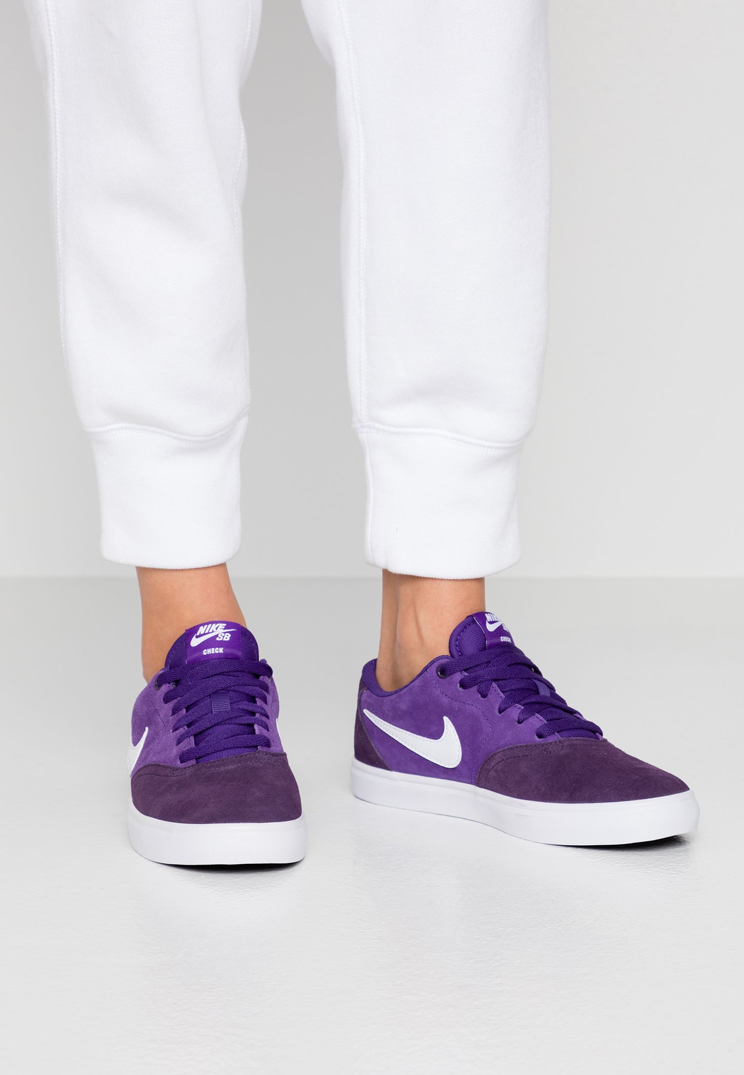 purple nike check