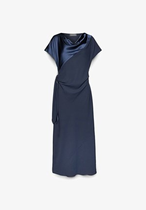 Abito midi blu navy con maniche corte, pannello asimmetrico in raso, scollo drappeggiato e dettaglio con fiocco laterale.