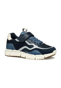 Las zapatillas Geox presentan una parte superior en azul marino que combina malla y cuero ante, suela de goma, cierre de cordones y correa ajustable para un ajuste seguro.