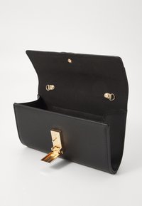 Clutch de cuero negro con un acabado texturizado, que cuenta con un cierre y un broche en tono dorado. El interior está forrado con tela.