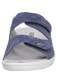 Sandali blu navy con due cinturini regolabili in Velcro, una parte superiore testurizzata e una suola in gomma bianca. Il materiale in camoscio morbido migliora il comfort.