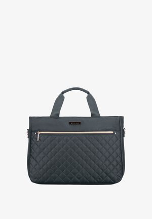 Bolsa para portátil acolchada en gris con dos asas en la parte superior, bolsillo frontal con cremallera y herrajes en tono dorado brillante. Textura suave y forma estructurada.