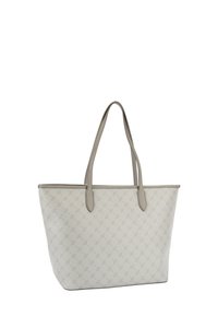 Torba typu tote z fakturowanego jasnoszarego materiału z podwójnymi uchwytami, ozdobiona subtelnym wzorem logo, przestrzennym, prostokątnym kształtem oraz ozdobnym przeszyciem.
