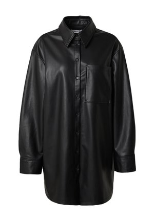 Schwarzes Lederhemd mit spitzem Kragen, vorderem Knopfverschluss, langen Ärmeln und einer einzelnen Brusttasche. Glatte Textur, lockere Passform.