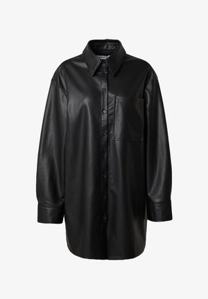 Schwarzes Lederhemd mit spitzem Kragen, vorderem Knopfverschluss, langen Ärmeln und einer einzelnen Brusttasche. Glatte Textur, lockere Passform.