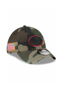 Camo-Basecap mit einem schwarzen runden Logo mit rotem Rand, einem Seitenflaggen-Patch und einem abgerundeten Schirm. Hergestellt aus strukturiertem Stoff.
