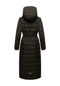 Manteau rembourré noir long avec une taille cintrée, une capuche et des accents côtelés. Présente une texture matelassée et un logo dans le dos.