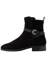 Stivale alla caviglia in suede nero con tacco basso e una fascia in pelle decorativa con fibbia in argento sul lato.