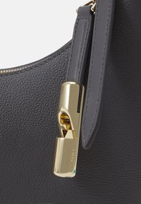 Borsa a tracolla in pelle grigia con superficie testurizzata, accessori in tonalità oro e un dettaglio distintivo della chiusura. Gli accenti includono una tracolla in pelle elegante.