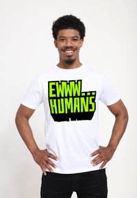 Hvid bomulds t-shirt med fed sort og neon gr�øn tekst, der står "EWWW... MENNESKER." Glat tekstur, korte ærmer, klassisk pasform.