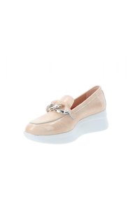 Scarpa slip-on in vernice rosa pallido con decorazioni in acciaio argentato, dotata di punta arrotondata e suola piatta bianca.