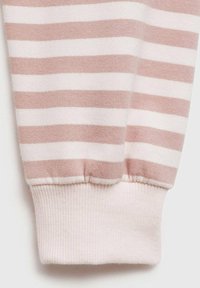 Tessuto a righe in rosa chiaro e bianco, con un polsino a coste alla fine, caratterizzato da una texture liscia e un dettagliato punto uniforme.