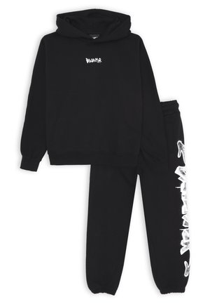 Felpa nera con cappuccio e logo ricamato bianco, accompagnata da pantaloni della tuta neri con testo grafico bianco lungo il lato. Materiale in misto cotone.
