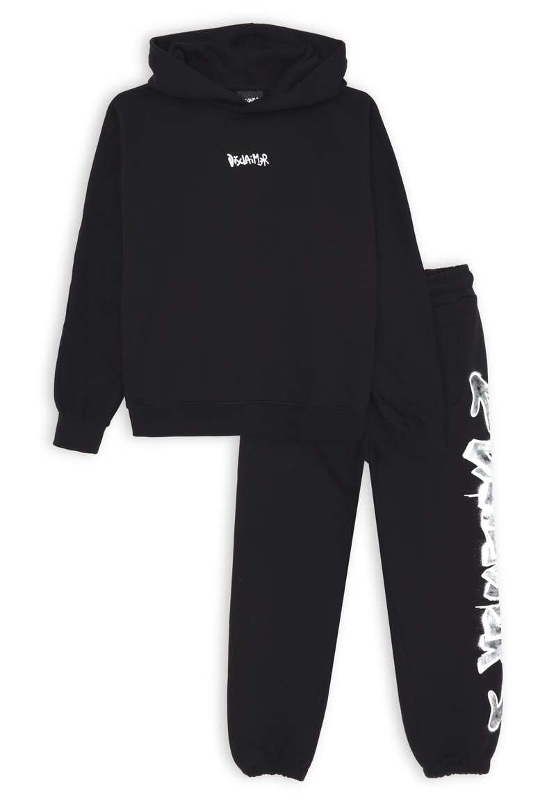 Felpa nera con cappuccio e logo ricamato bianco, accompagnata da pantaloni della tuta neri con testo grafico bianco lungo il lato. Materiale in misto cotone.
