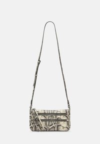 Sac bandoulière à motif serpent en noir et crème, forme rectangulaire, doté de trois compartiments zippés, d'une bandoulière ajustable et d'une finition texturée.