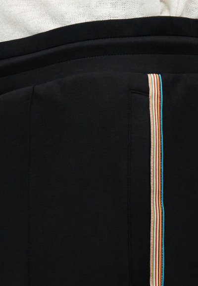 Μαύρο παντελόνι φόρμας με λεία υφή, που φέρει πολύχρωμη ριγέ διακόσμηση στο πλάι σε μπλε, πορτοκαλί και κρεμ αποχρώσεις.