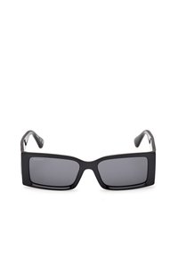 Anteojos de sol rectangulares negros con lentes oscuros, montura de plástico y varillas elegantes. Acentos de hardware notables en el costado.