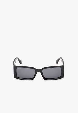 Černé obdélníkové sluneční brýle s tmavými skleněnými čočkami, plastový rám a štíhlé nohy. Pozoruhodné kovové akcenty po stranách.
