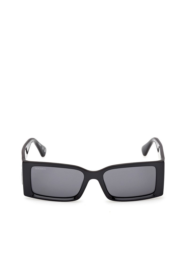 Černé obdélníkové sluneční brýle s tmavými skleněnými čočkami, plastový rám a štíhlé nohy. Pozoruhodné kovové akcenty po stranách.