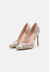 Chaussures à talons hauts multicolores à bout pointu, avec un motif floral et abstrait sur une surface en tissu lisse et un talon métallique élancé.