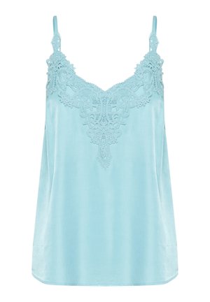 Lichtblauwe satijnen camisole met verstelbare bandjes en ingewikkelde kantdetails langs de halslijn, met een gladde textuur en een ontspannen pasvorm.