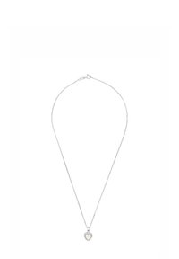 Collar de plata con una cadena delicada y un colgante en forma de corazón, que presenta un contorno de gema clara. Diseño simple y elegante.