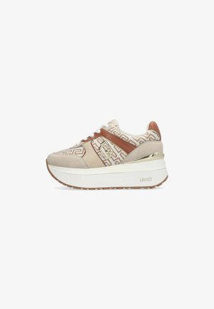 Zapatillas de plataforma con ante beige y textil estampado, detalles en cuero marrón, entresuela blanca y adornos en tono dorado.