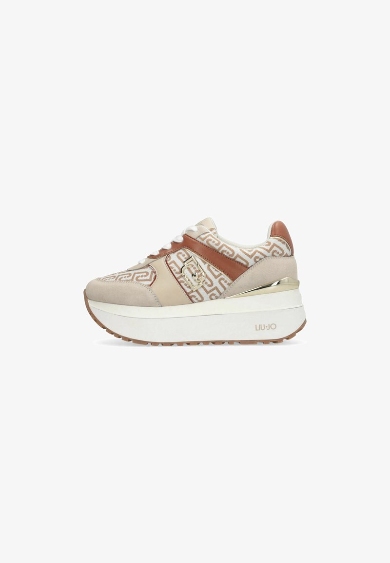 Baskets à plateforme en daim beige et textile à motif, accents en cuir marron, semelle intermédiaire blanche et détail de ferrures dorées.