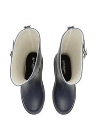 Námořnické gumové dešťové boty s bílým lemováním, hladkým povrchem, zaoblenou špičkou a stříbrným kováním na boku. Minimalistický design, kotníková výška.