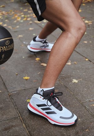 adidas Performance BOUNCE LEGENDS - Basketballschuh - footwear white/core black/better scarlet