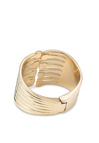 Pulsera de puño en tono dorado con diseño acanalado, con superficie lisa y cierre de broche. El interior presenta recortes verticales espaciados.