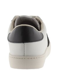 Vita lädersneakers med svart häls accent, rund form, kontrasterande sömmar och en texturerad krage. Sula är beige och platt.