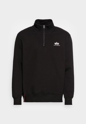 Schwarzer Sweatshirt mit hohem Kragen, halbem Reißverschluss, gerippten Bündchen und Saum, mit einem kleinen weißen Logo auf der Brust.