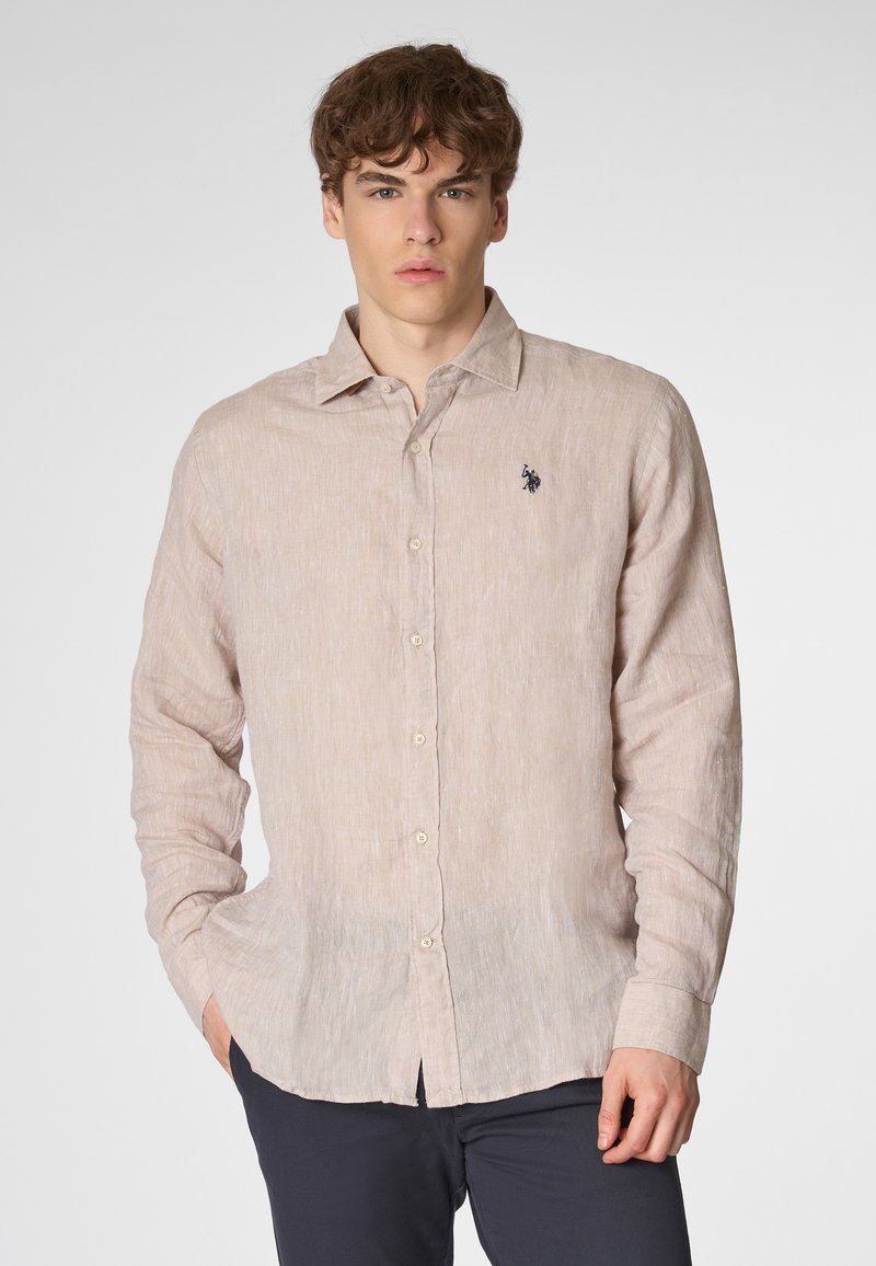Camicia in lino beige chiaro con design a bottoni, colletto a punta, maniche lunghe e un piccolo logo blu navy sul petto. Tessuto texturizzato.