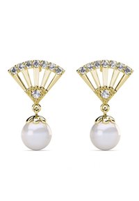 Boucles d'oreilles dorées avec un design en éventail orné de cristaux transparents, tenant une seule perle blanche en pendentif.