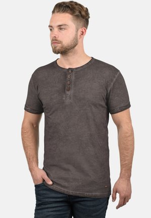 Chemise henley à manches courtes gris foncé, fabriquée en tissu doux, dotée d'un col rond, d'une patte de boutonnage à trois boutons et d'une texture subtile.